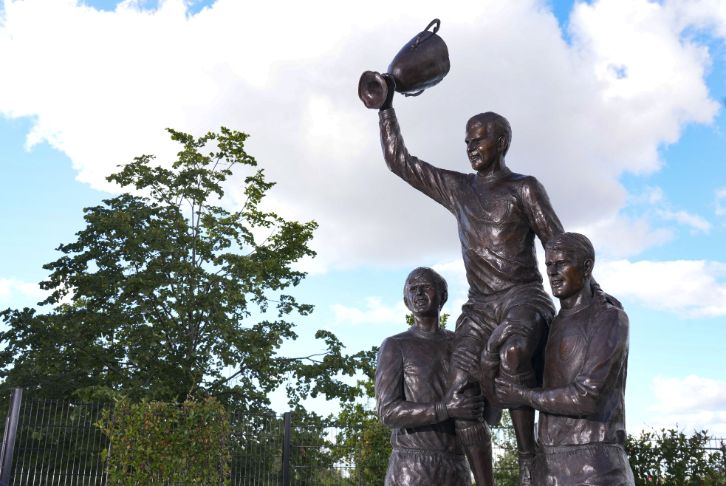 האנדרטה החדשה על יד האצטדיון האולימפי