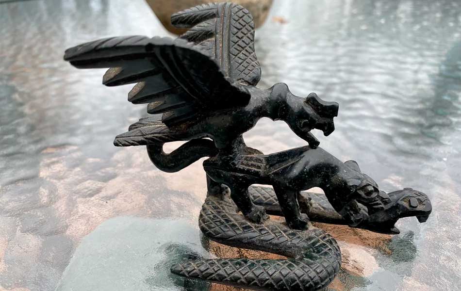 פסלון עם שלושת חיות הטרילוגיה