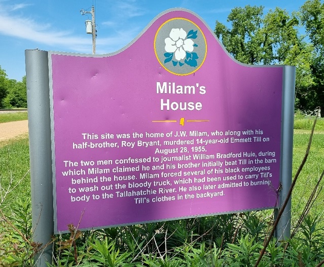 שלט הנצחה במקום בו עמד ביתם של רוצחי אמט טיל.